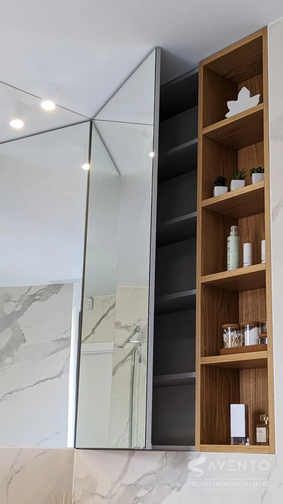 Szafka z frontem lustrzanym, półki otwarte z płyty fornirowanej dąb naturalny, lakier półmat Projekt i wykonanie Savento