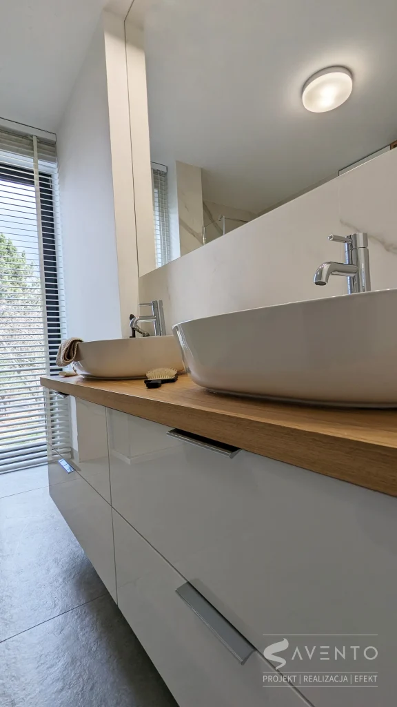 Szafka umywalkowa na dwie umywalki z szufladami, fronty lakier biały połysk, blat fornirowany dąb naturalny Projekt i wykonanie Savento