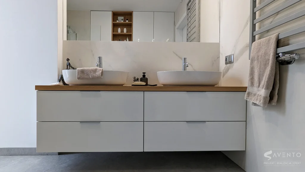 Szafka umywalkowa na dwie umywalki z szufladami, fronty lakier biały połysk, blat fornirowany dąb naturalny Projekt i wykonanie Savento