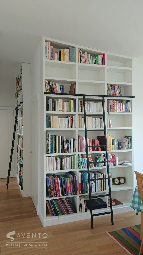 Biblioteka wykonana z płyty mdf lakierowanej na biały półmat, grube boki i czarna metalowa drabina nadają niepowtarzalnego wyglądu. Projekt MaKeNew, wykonanie Savento