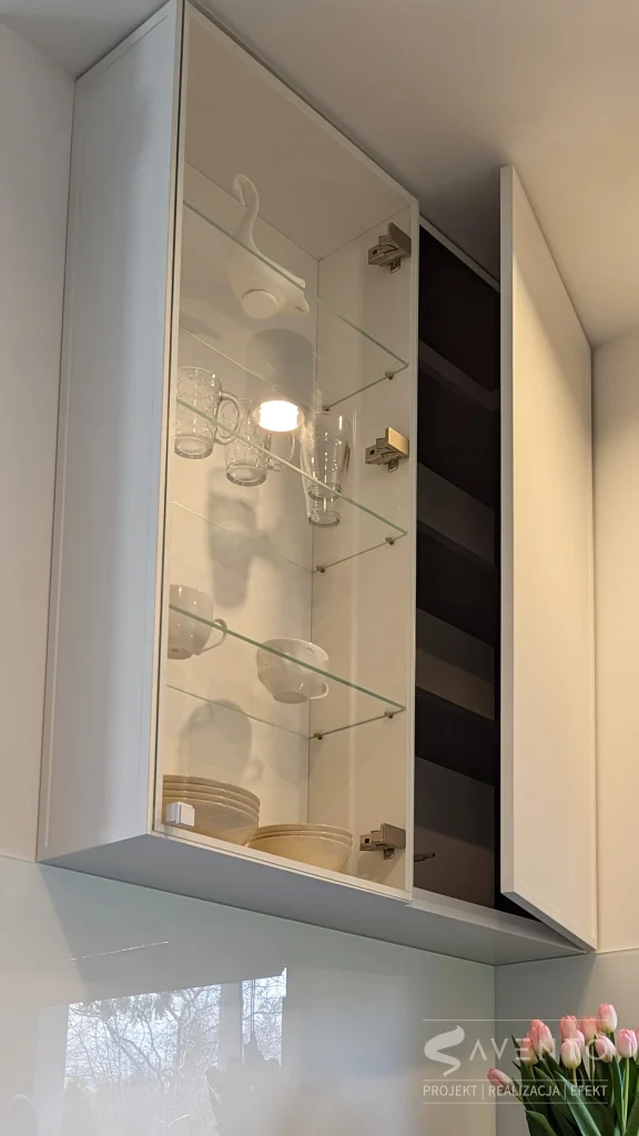 Szafka wisząca z witryna przeszklona i front lakierowany frezowany ramka w biały półmat, półki szklane Projekt i wykonanie Savento
