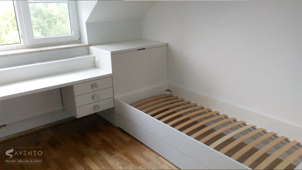 Lóżko i biurko z białej płyty melaminowanej. Projekt i wykonanie Savento