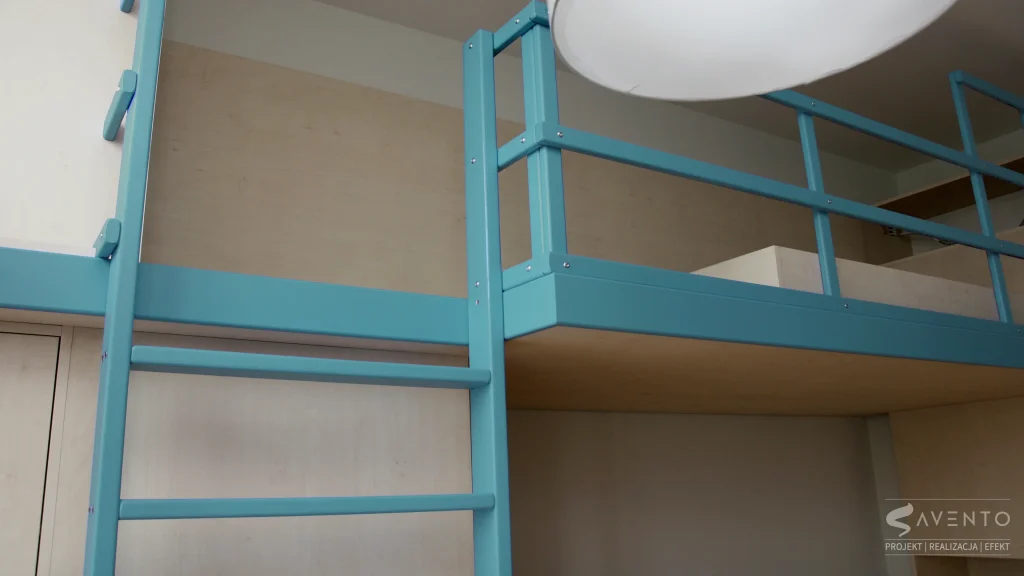 Drabinka i barierka drewniana do piętrowego łóżka w pokoju młodzieżowym. Malowana farba FLUGGER w kolorze turkusowym. Projekt i wykonanie Savento