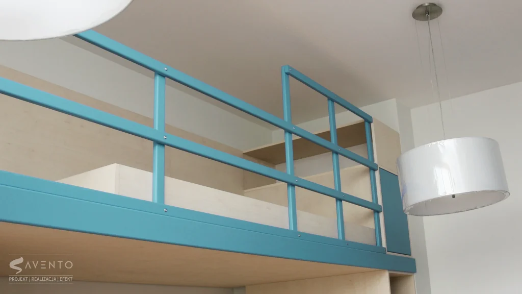 Barierka drewniana do piętrowego łóżka w pokoju młodzieżowym. Malowana farba FLUGGER w kolorze turkusowym. Projekt i wykonanie Savento
