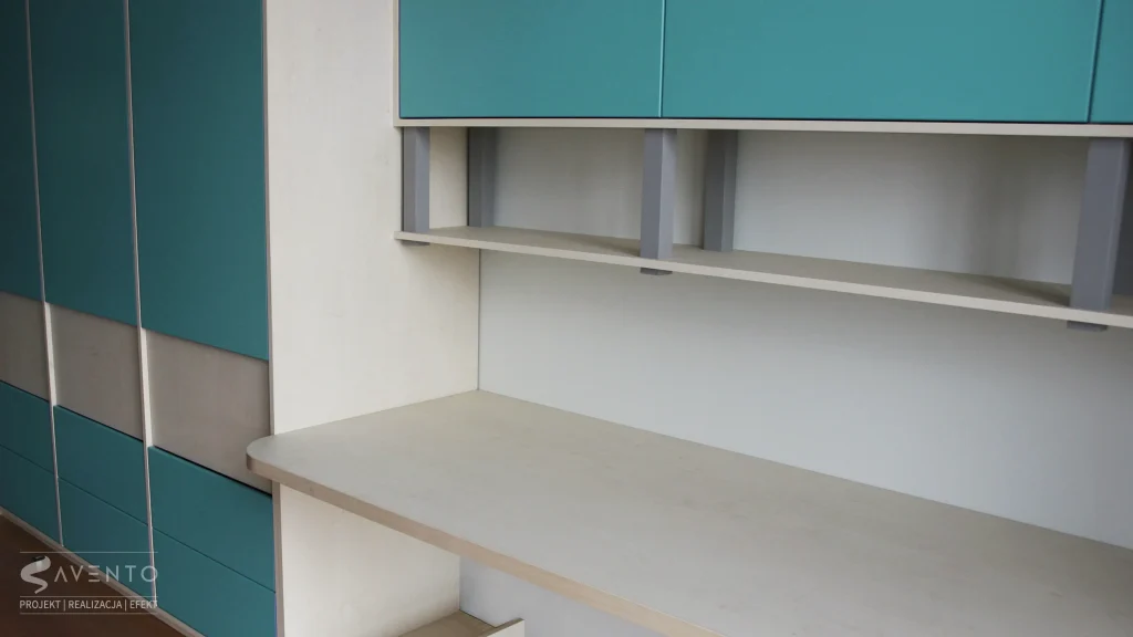 Szafa, biurko i szafki z pólkami nad biurkiem z płyty meblowej brzoza i elementów malowanych farbą Flugger. Projekt i wykonanie Savento