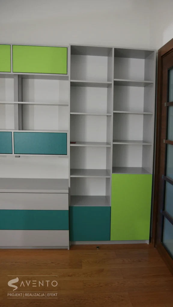 Pokój młodzieżowy, otwarte półki na gry, książki i i zabawki połączenie kolorystyczne płyty popiel i zielonej farby FLUGGER. Projekt i wykonanie Savento