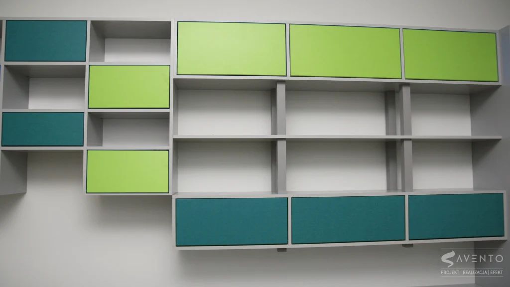Pokój młodzieżowy, półki na przechowywanie, połączenie kolorystyczne płyty popiel i zielonej farby FLUGGER. Projekt i wykonanie Savento