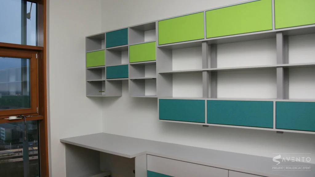 Pokój młodzieżowy, zabudowa nad biurkiem, połączenie kolorystyczne płyty popiel i zielonej farby FLUGGER. Projekt i wykonanie Savento