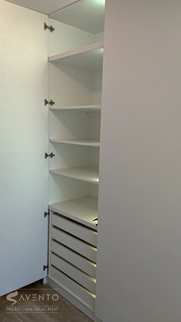 Wnętrze szafy z białego laminatu. Projekt i wykonanie Savento