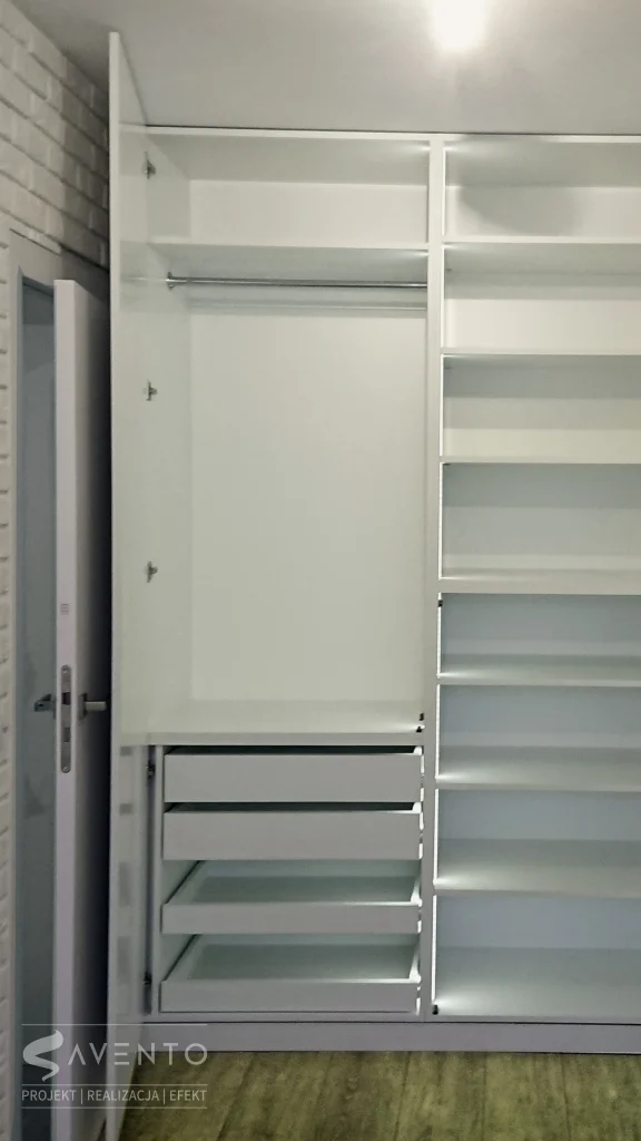 Wnętrze szafy z białego laminatu. Projekt i wykonanie Savento