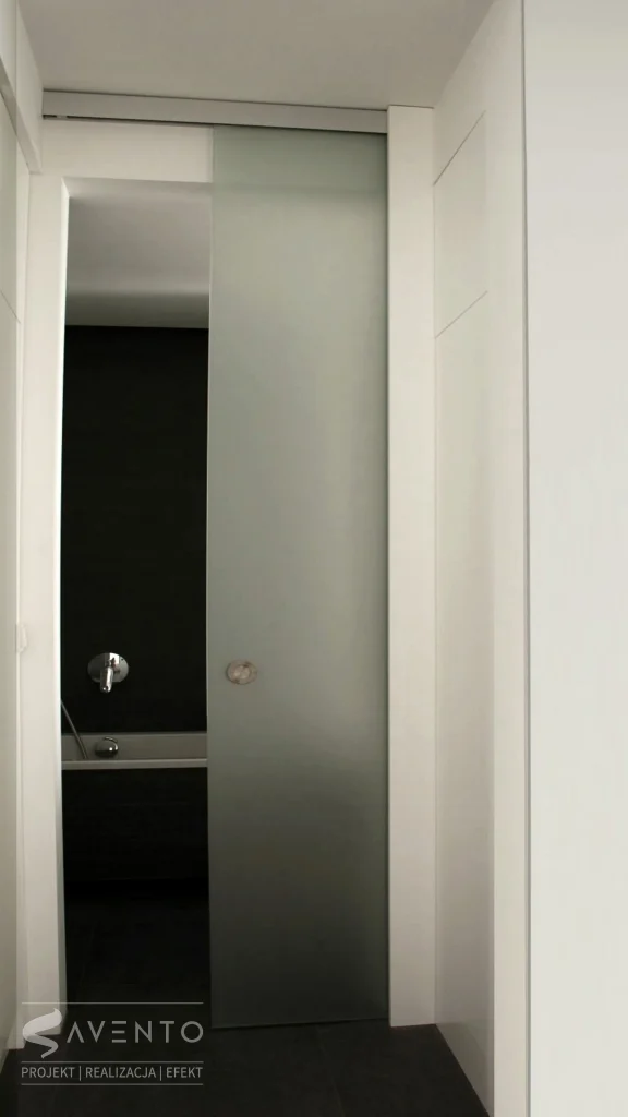 Szklane drzwi wejściowe do łazienki. Projekt i wykonanie Savento