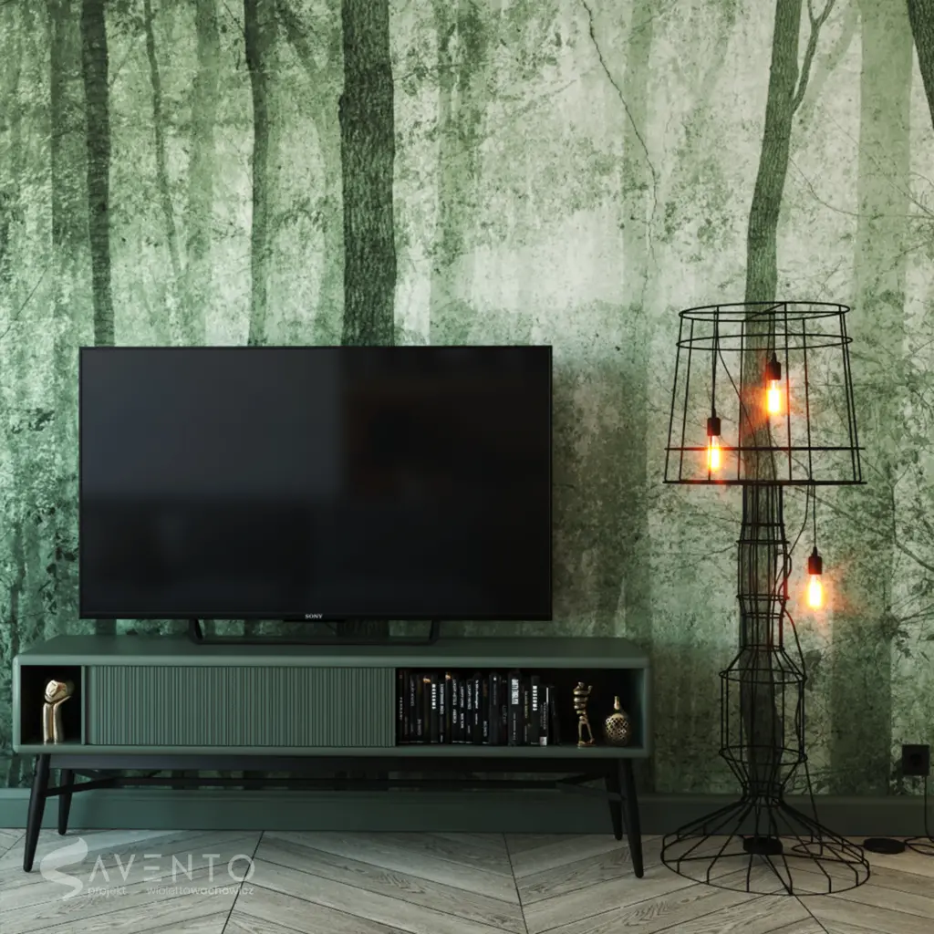 Szafka pod TV na delikatnych drewnianych nogach. Kolorystyka mebla dopasowana do tapety na ścianie. Projekt Savento