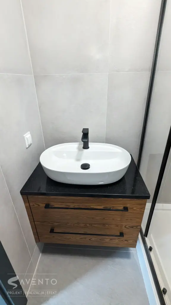 Szafka umywalkowa z szufladami w WC. Materiał płyta fornirowana palisander VERNER w lakierze półmat. Projekt Savento
