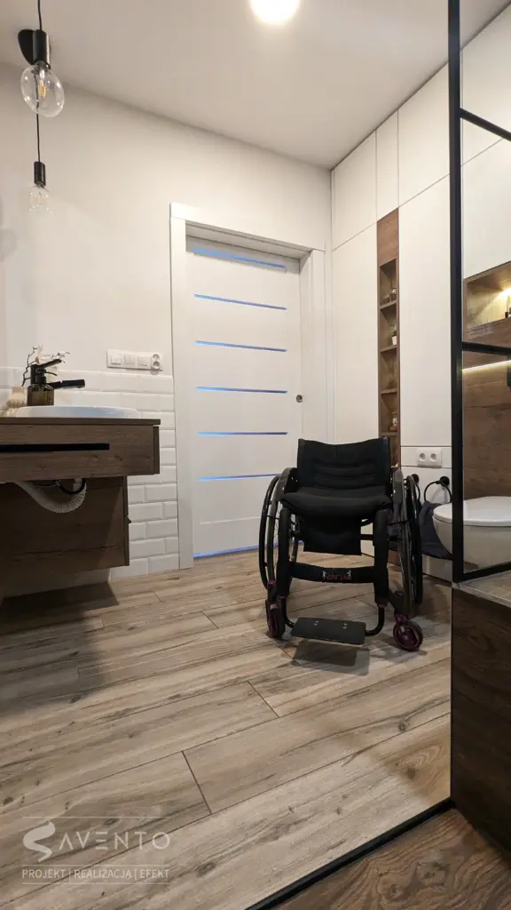 Łazienka z możliwością skorzystania przez osobę niepełnosprawną na wózku. Projekt i wykonanie Savento