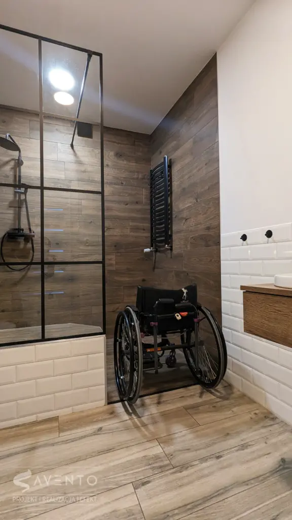 Kabina prysznicowa z możliwością skorzystania przez osobę niepełnosprawną na wózku. Projekt i wykonanie Savento