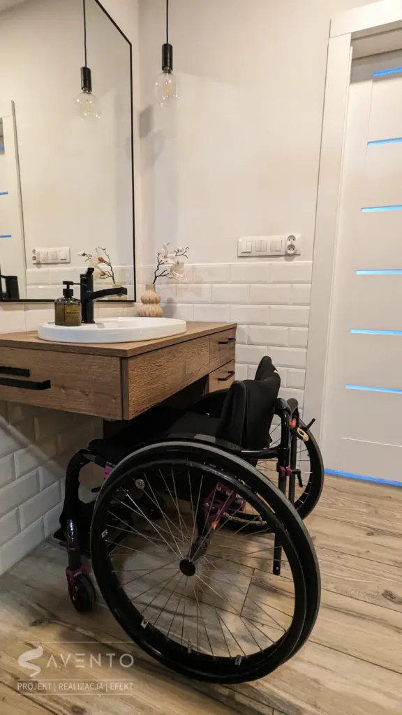 Szafka umywalkowa z możliwością skorzystania przez osobę niepełnosprawną na wózku. Projekt i wykonanie Savento
