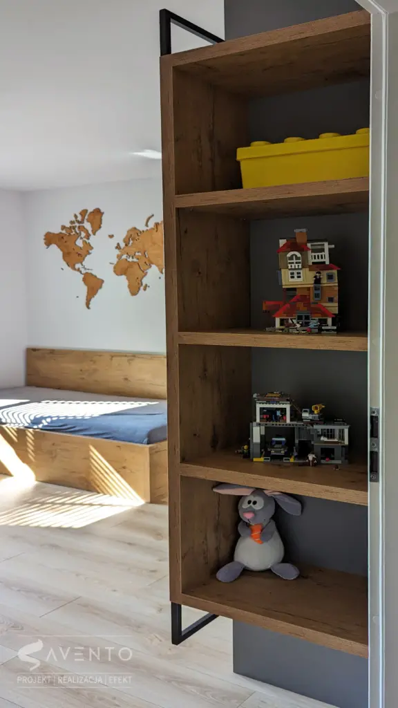 Połka boczna wisząca na szafie na zabawki i klocki lego. Projekt i wykonanie Savento