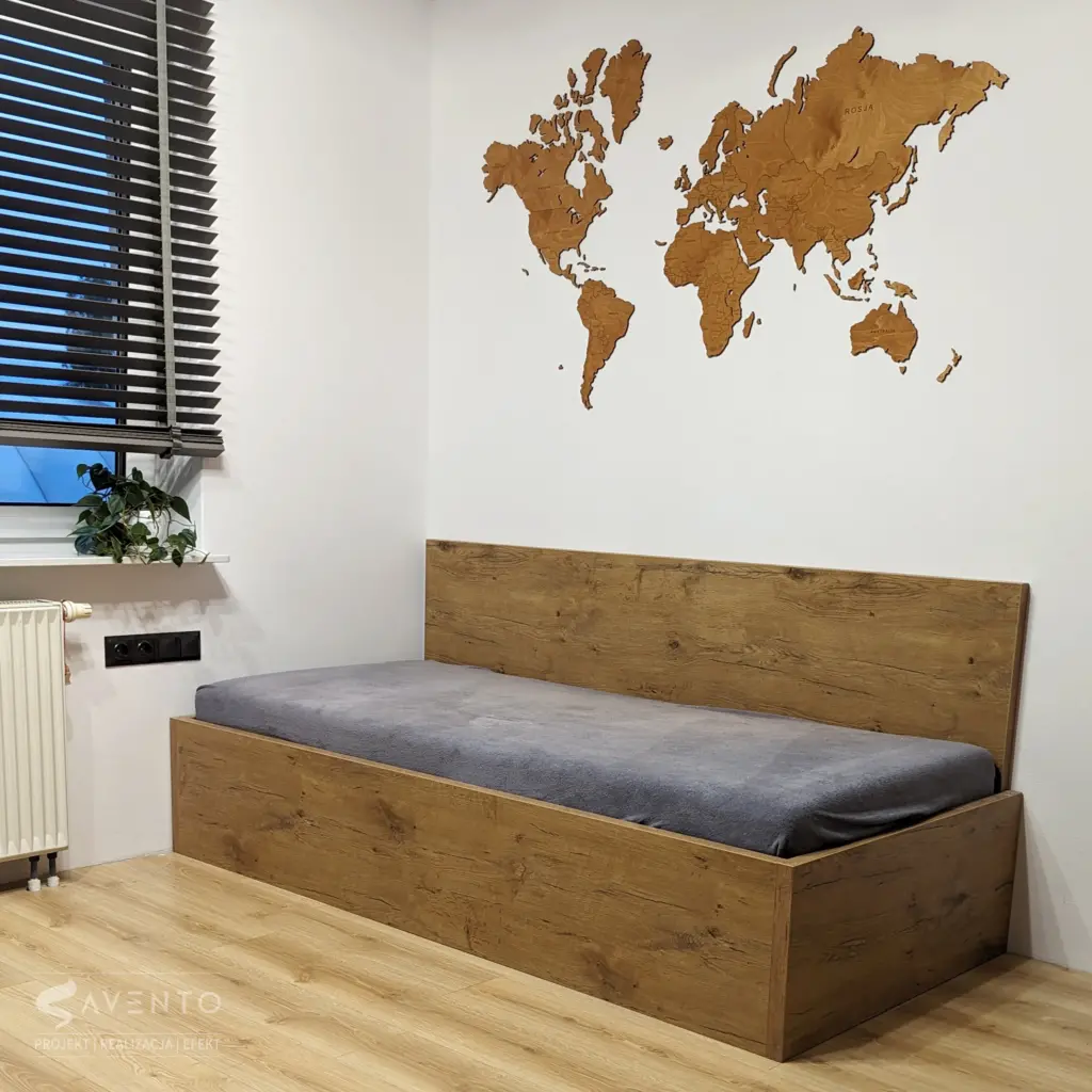 Łóżko z podnoszonym stelażem. Nad łóżkiem mapa świata z materiału sklejka. Projekt i wykonanie Savento