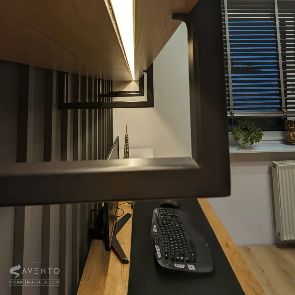 Półka nad biurkiem z płyty dąb lancelot i profili stalowych malowanych proszkowo na czarno w formie prostokąta. Projekt i wykonanie Savento
