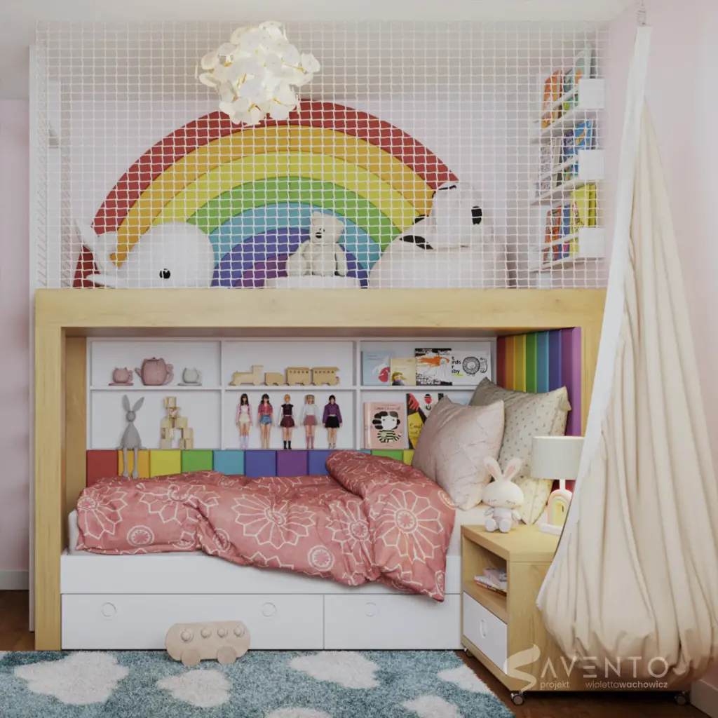 Antresola z tęczowa tapicerka na ścianie. W dolnej części łóżko z szufladą na pościel lub zabawki. Projekt Savento